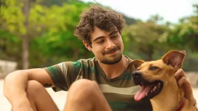 Escena emotiva de la película Caramelo mostrando un retrato profundo de los vínculos entre Pedro y su perro en momento de conexión